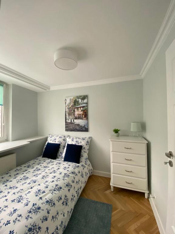 um quarto com uma cama e uma cómoda em Apartament 333 em Varsóvia