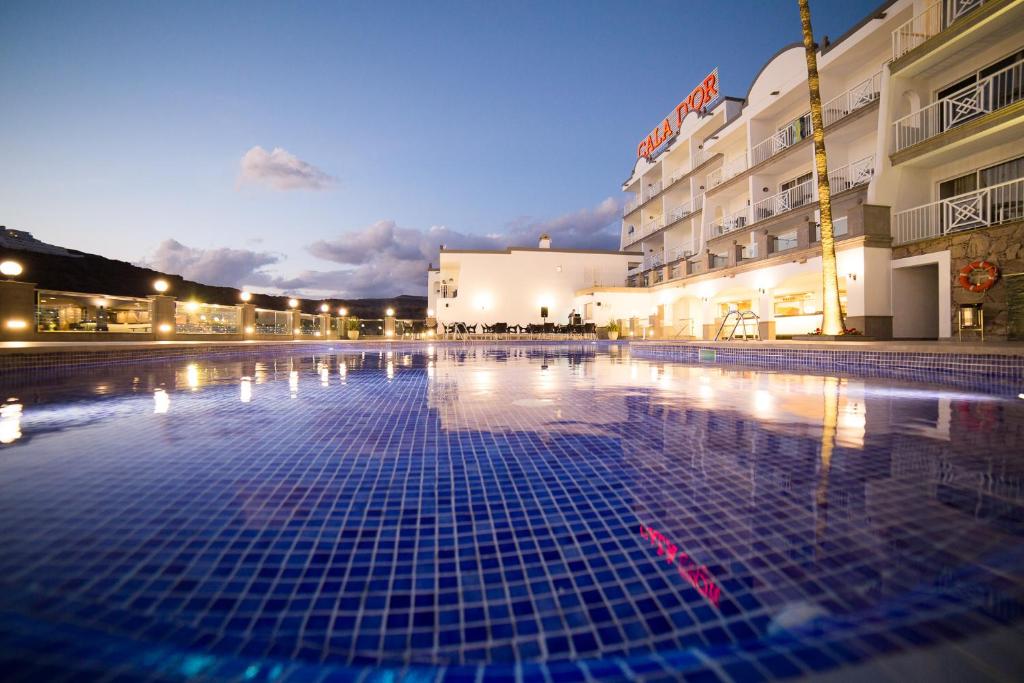 pusty basen przed budynkiem w obiekcie Cala D Or Apartamentos w mieście Puerto Rico de Gran Canaria