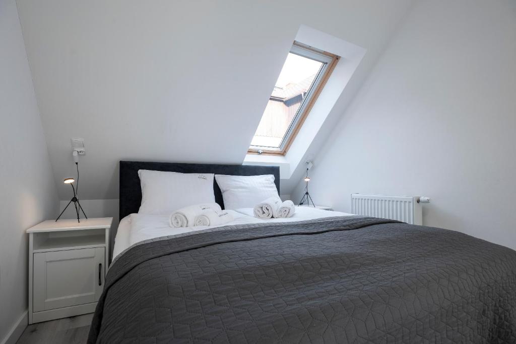 Posteľ alebo postele v izbe v ubytovaní DOMEK SUDECKI ZAKĄTEK - 2 APARTAMENTY 7- os Z GORĄCĄ BALIĄ ZEWNĘTRZNĄ