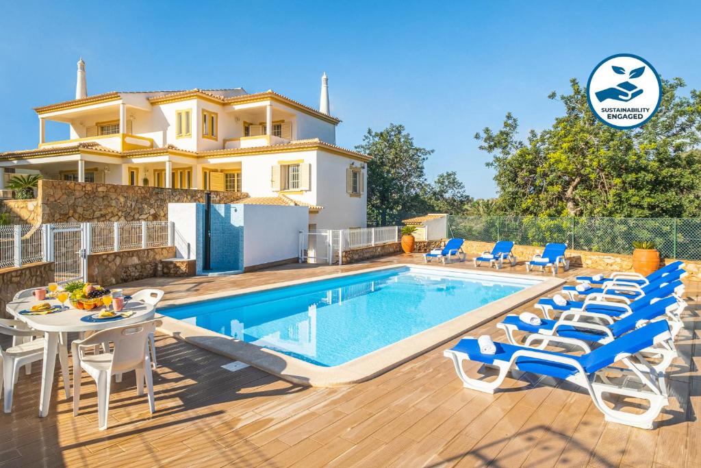 アルブフェイラにあるVilla Punta Cana by Algarve Vacationのヴィラ(家の前にスイミングプール付)