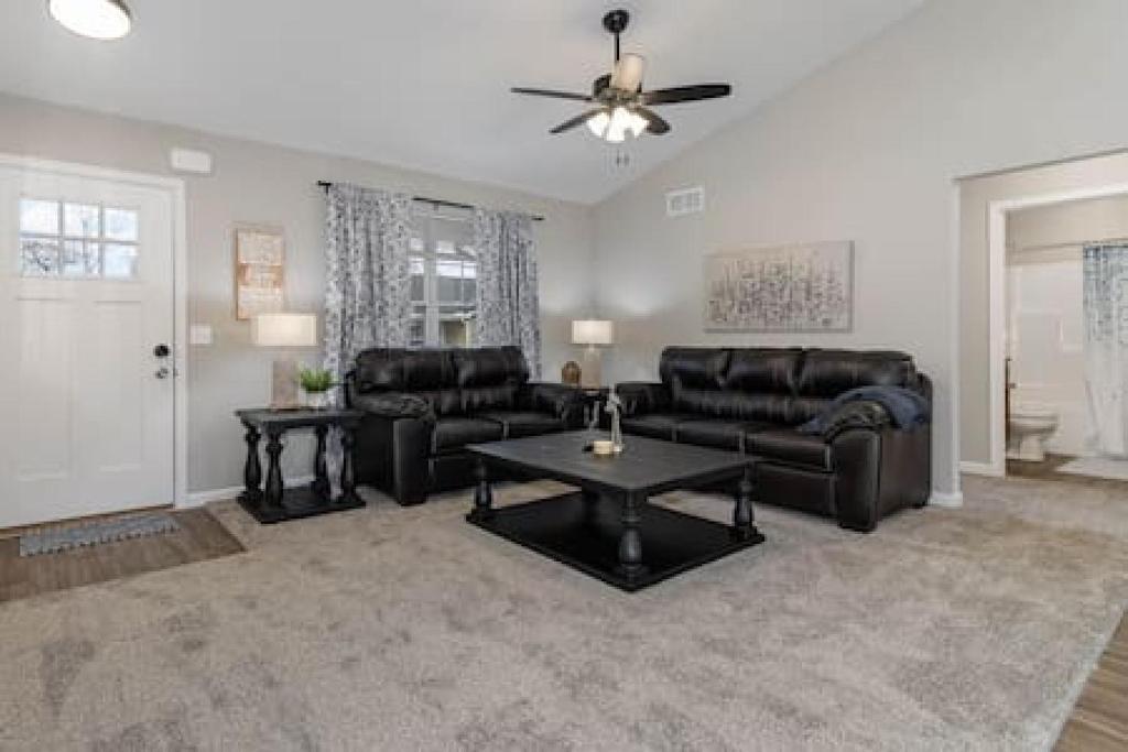 ein Wohnzimmer mit Sofa und Tisch in der Unterkunft BRAND NEW Home away from Home among the Nook in Hamilton