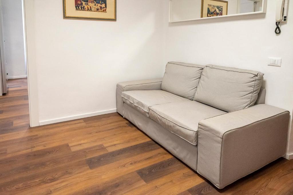 a couch sitting in the corner of a living room at O01 - Osimo, trilocale ristrutturato in centro storico in Osimo