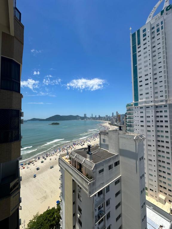 - Vistas a la playa desde un edificio en Apartamento com ótima vista para o mar em BC, en Balneário Camboriú