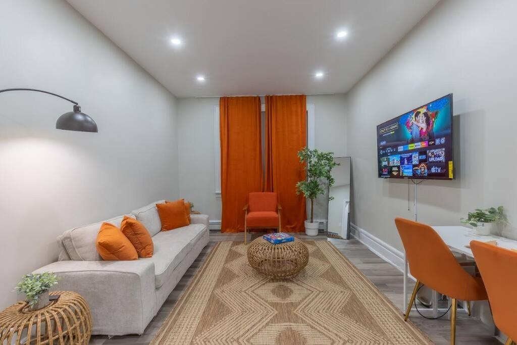 un salon avec un canapé et une télévision dans l'établissement 40 OFF 3Days, 9 min to EWR, 2 Queen Beds, Sleeps 6, à Newark