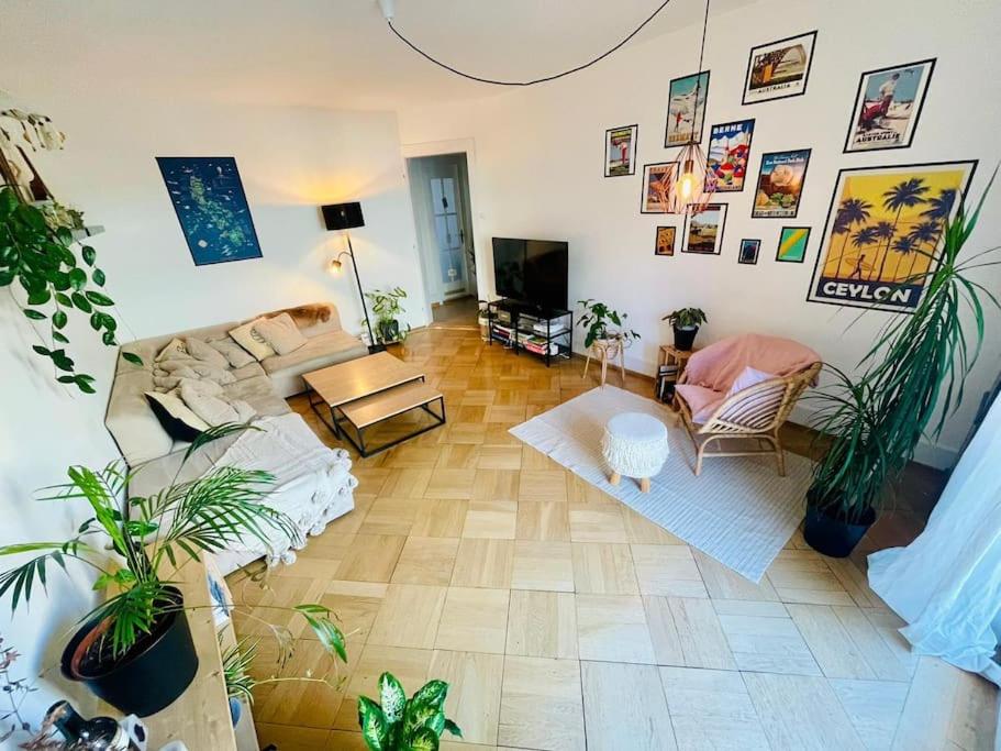 ein Wohnzimmer voller Pflanzen in der Unterkunft Cozy Central 1BD Fast WiFi in Bern