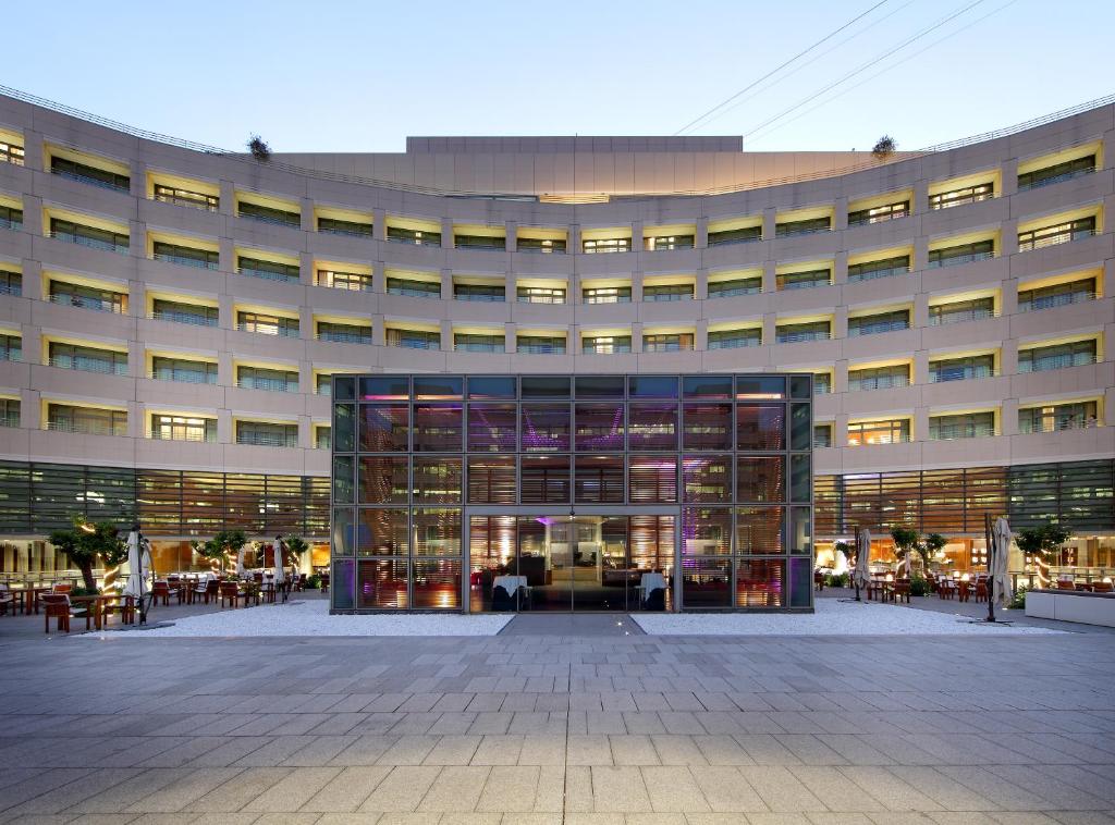 ein großes Bürogebäude mit einer großen Glasfassade in der Unterkunft Eurostars Grand Marina Hotel GL in Barcelona