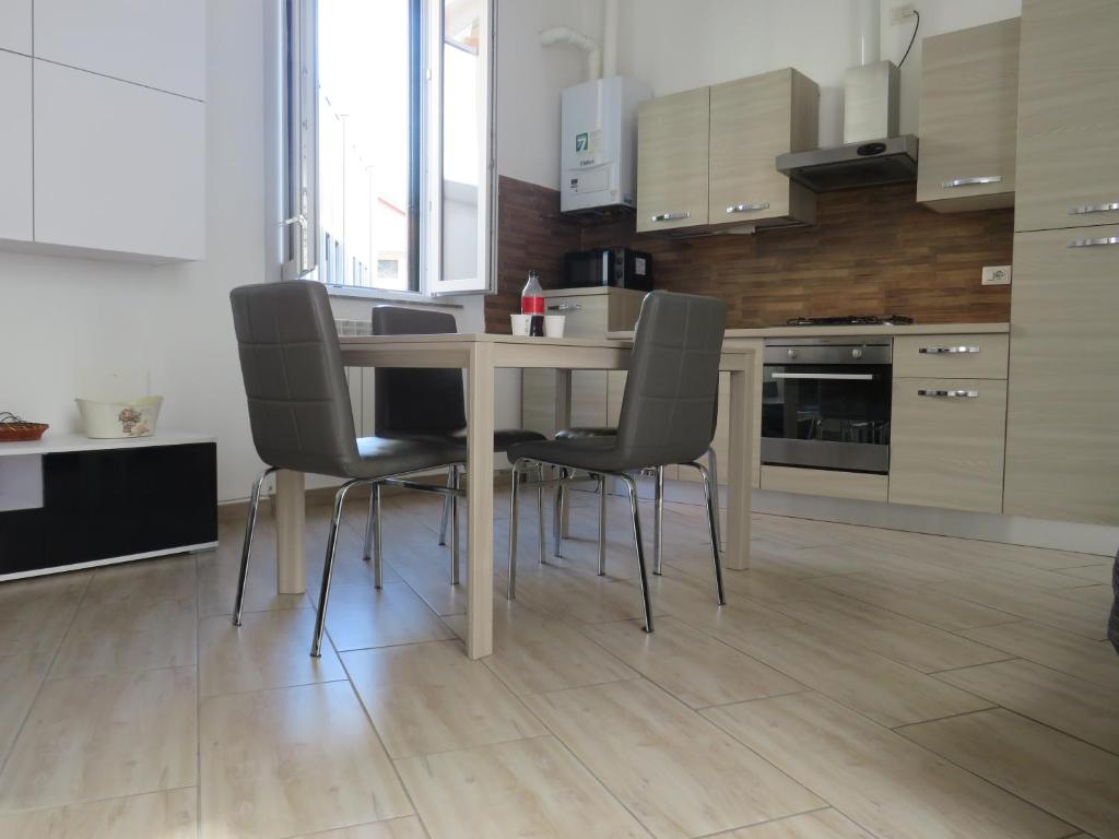 uma cozinha com uma mesa de madeira e cadeiras em Casa Luna tra Como e Milano em Saronno