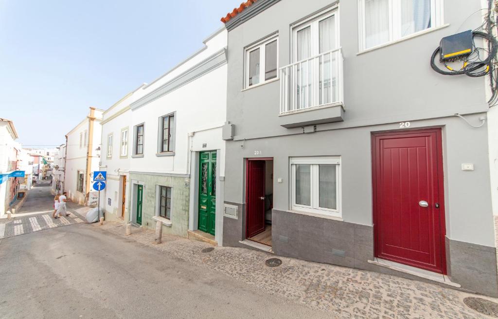 un bâtiment avec des portes rouges et vertes dans une rue dans l'établissement A41- Olive Tree Street 1 Bed Flat, à Lagos