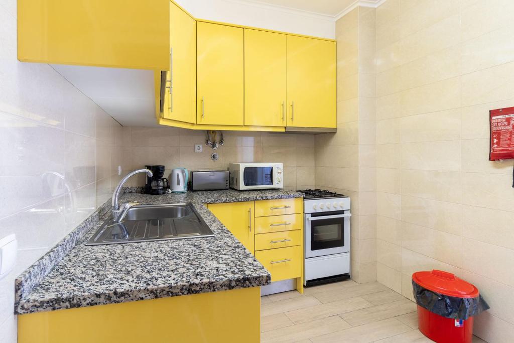 Kuchyň nebo kuchyňský kout v ubytování Diario de Noticias by Central Hill Apartments
