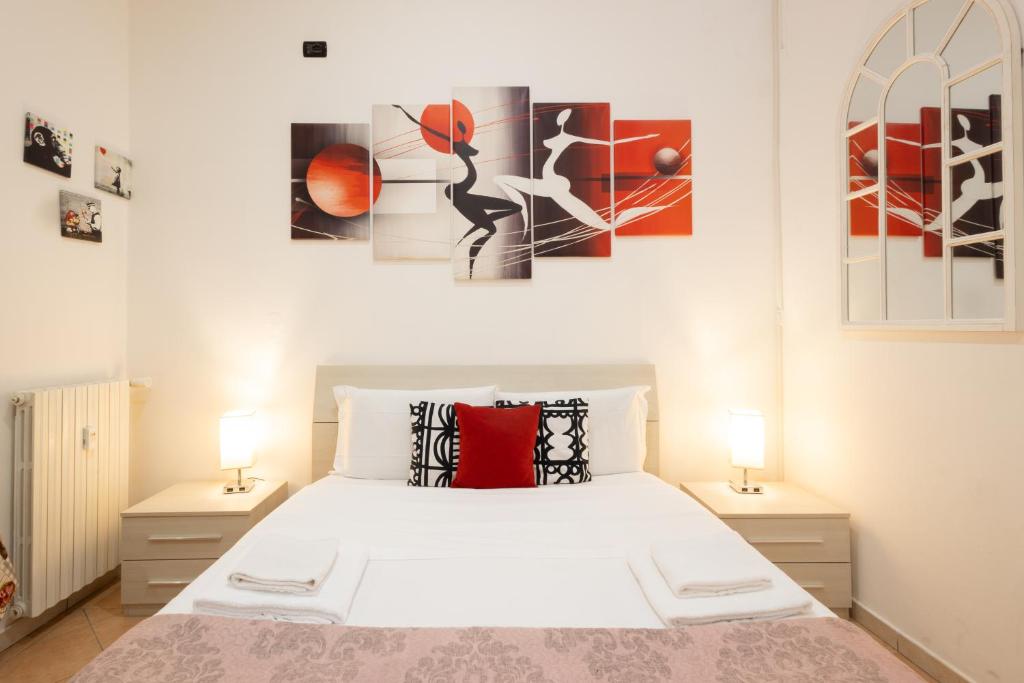 sypialnia z białym łóżkiem z 2 lampami w obiekcie 13- Tourist House Bologna Pratello - Self check-in w Bolonii