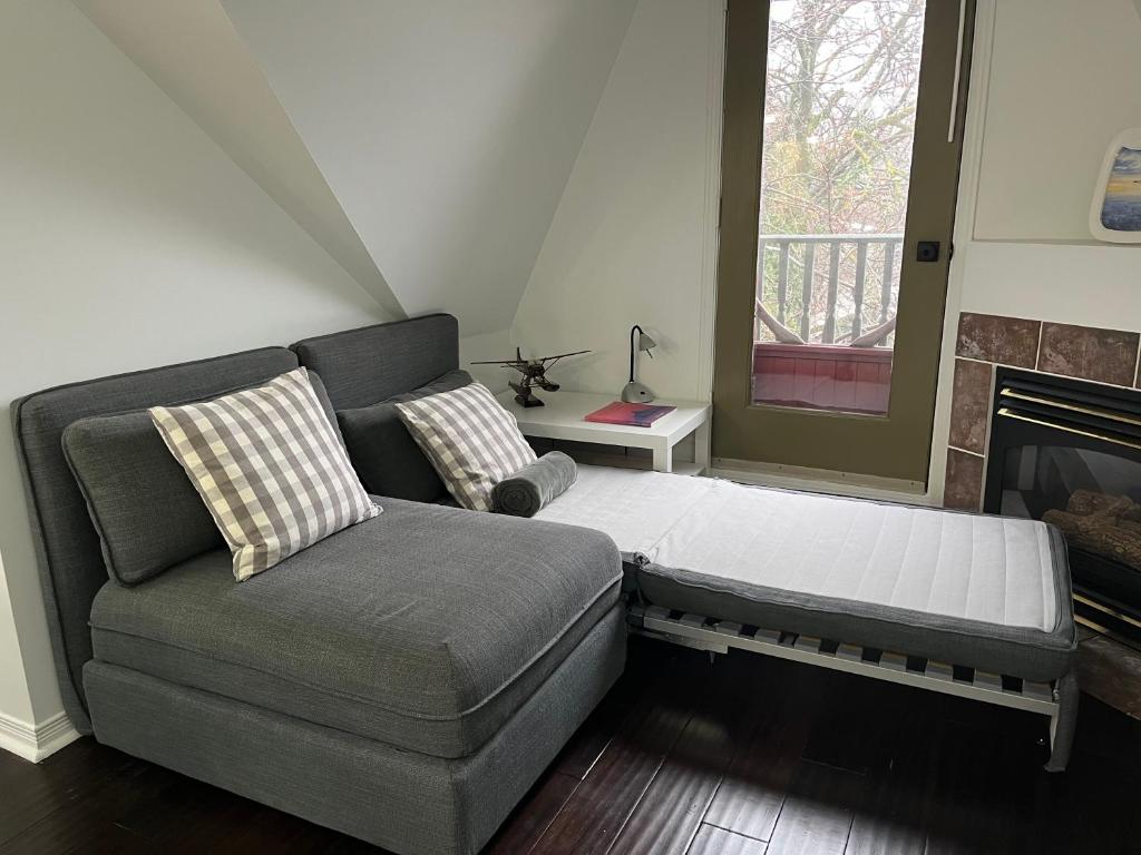 Postel nebo postele na pokoji v ubytování Bright, Private, Peaceful Suite with Retail Conveniences Steps Away