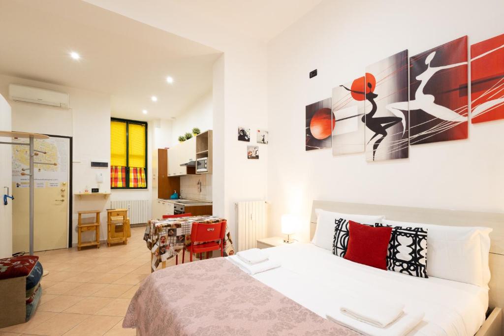 sypialnia z łóżkiem i jadalnią w obiekcie 13- Tourist House Bologna Pratello - Self check-in w Bolonii
