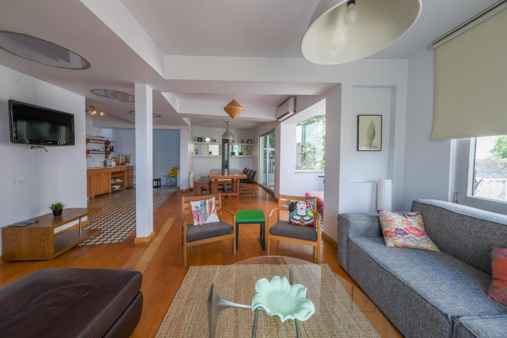 sala de estar con sofá y mesa en Maison Détroit : Iconic 3Br Triplex w/ GREAT Views, en Estambul