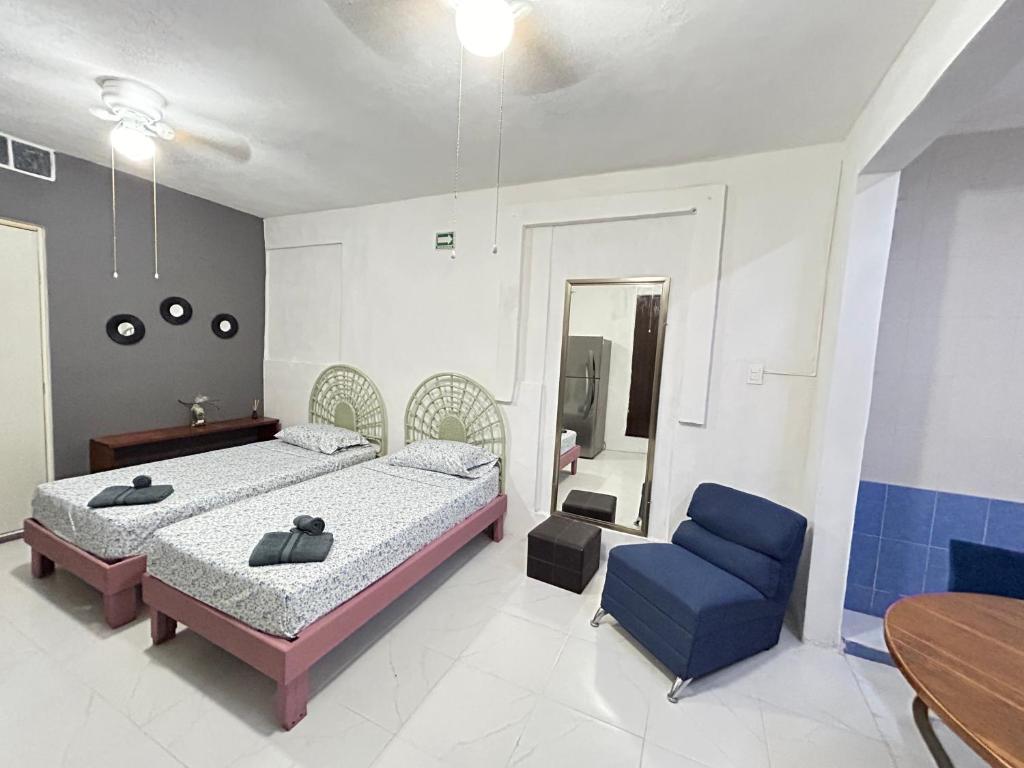 A bed or beds in a room at Cancun Estudio 9-C