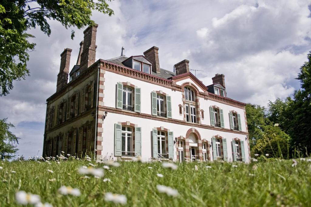 an old house on top of a grassy hill at Domaine de Keravel in Plouha