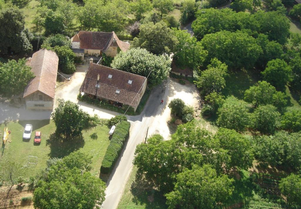 an overhead view of a house with a road and trees at La Ferme de Maraval in Cénac-et-Saint-Julien