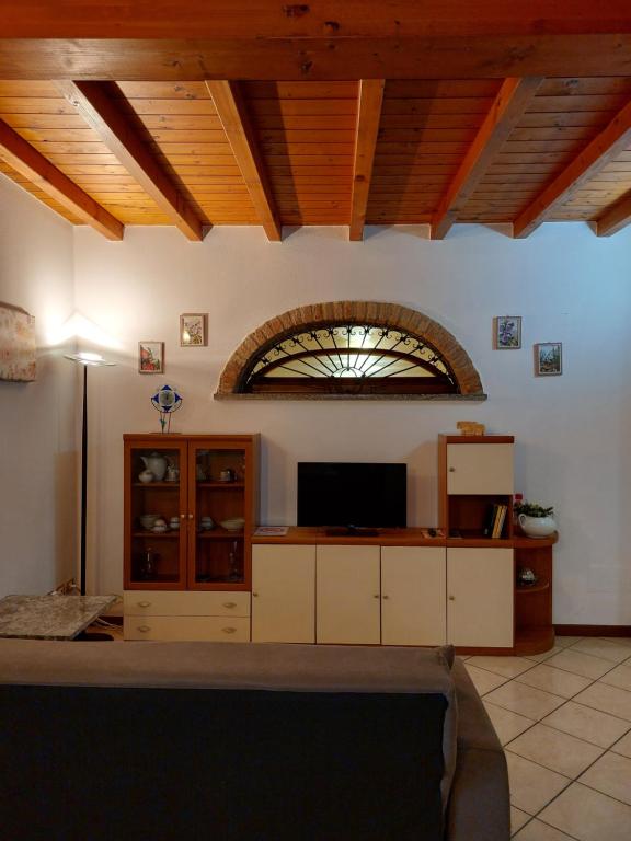 San Colombano al Lambro的住宿－Bed & Breakfast Monti 85，带沙发和电视的客厅