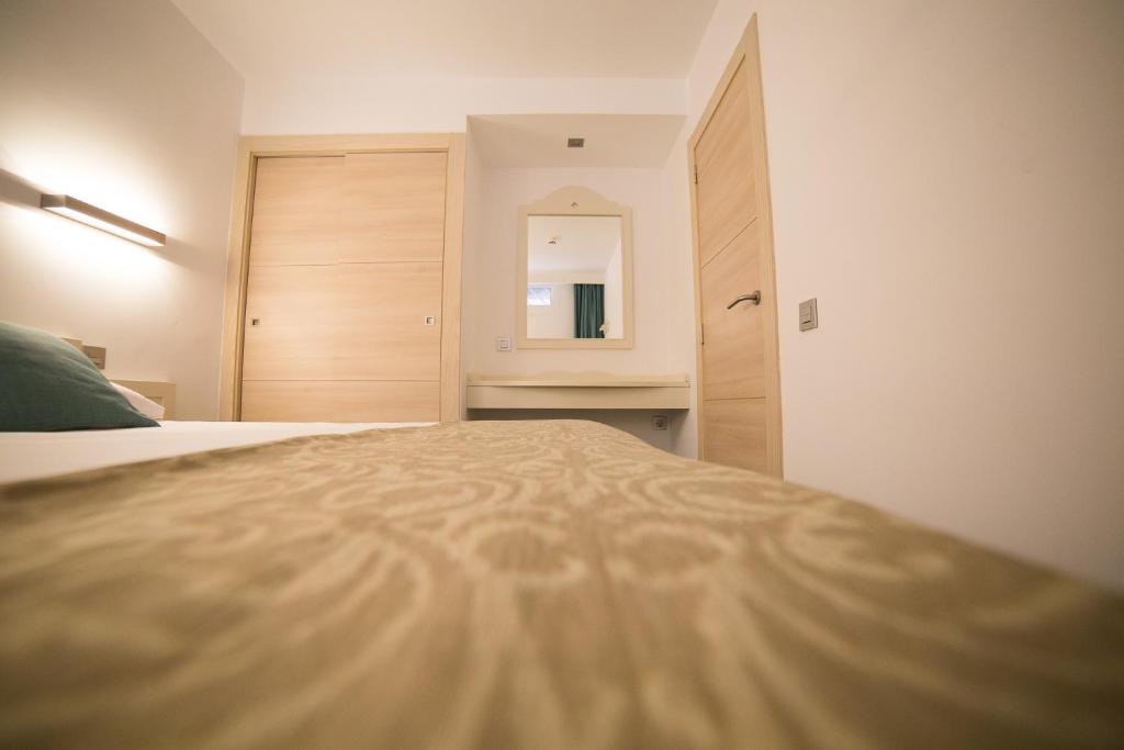 Łóżko lub łóżka w pokoju w obiekcie Cala D Or Apartamentos