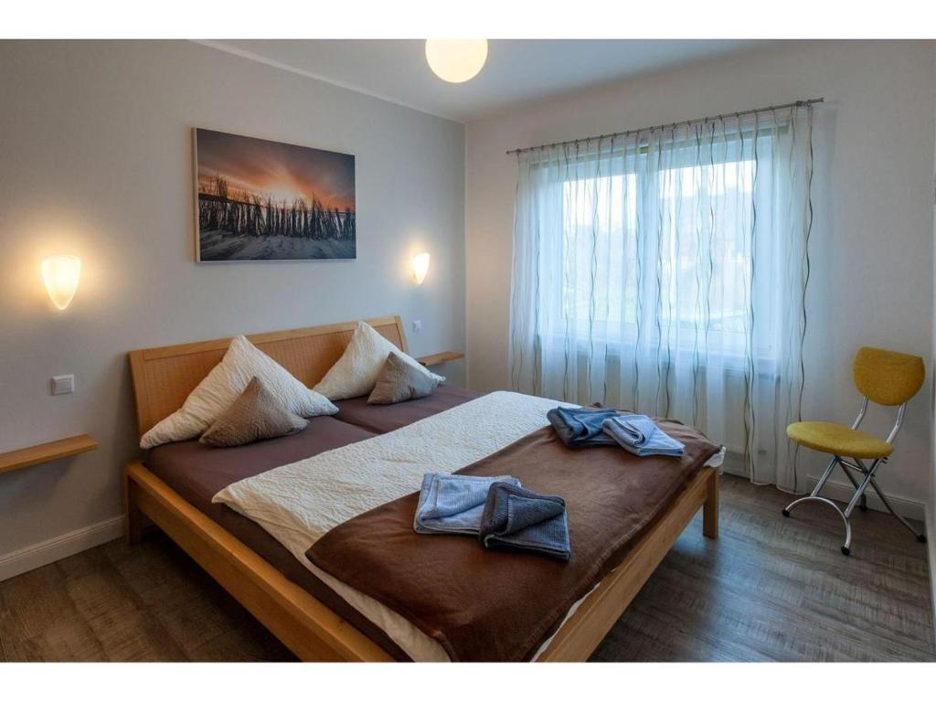 Un dormitorio con una cama grande con dos toallas encima. en Baalmann Nr3, en Borkum