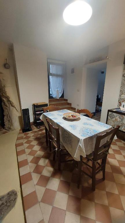 AgiraにあるCasa Don Raffaeleのリビングルーム(テーブル、椅子付)