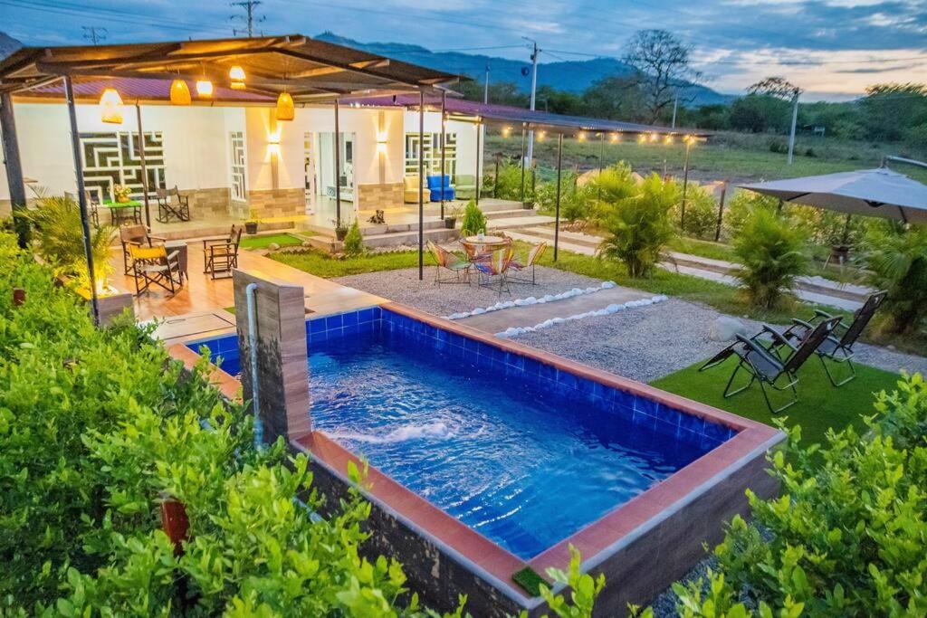 - une piscine dans l'arrière-cour d'une maison dans l'établissement Cabaña Familiar/La jagua Huila/Piscina y BBQ, à Garzón