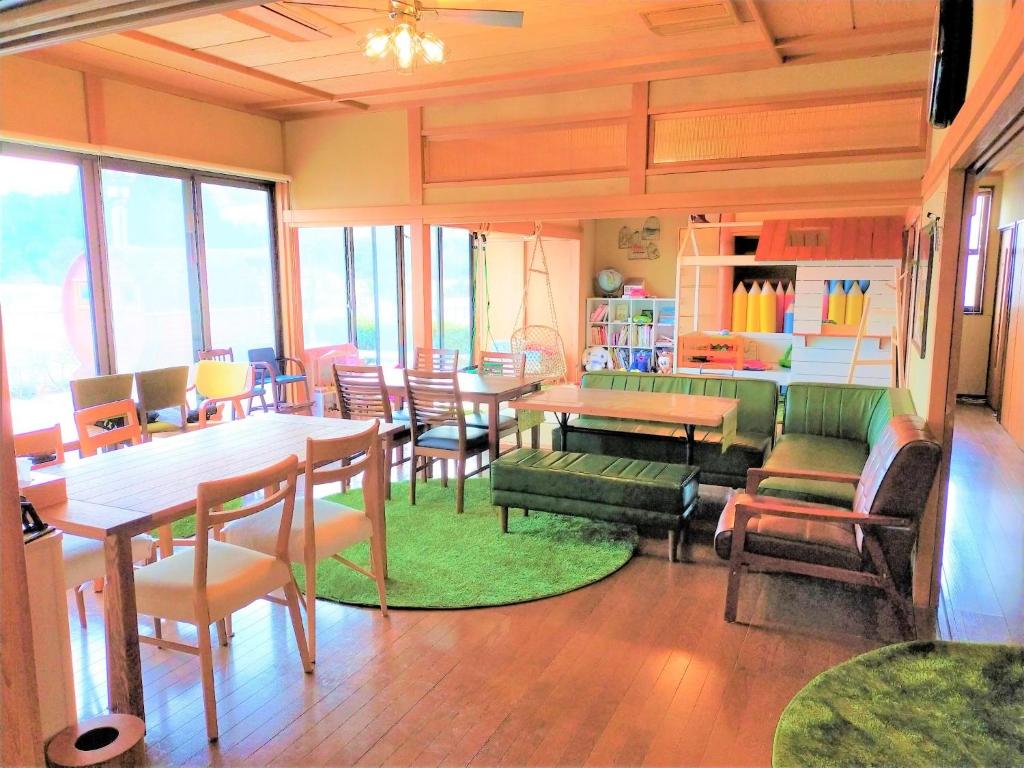 ein Zimmer mit einem Esszimmer mit Tischen und Stühlen in der Unterkunft Soma City - House - Vacation STAY 15643 