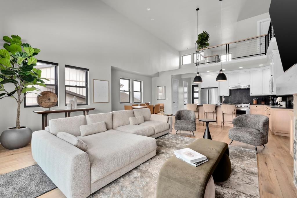 Posezení v ubytování New East Dear Valley, 1 min, 1028 Luxury 4BR Twin House BSC,Hot Tub