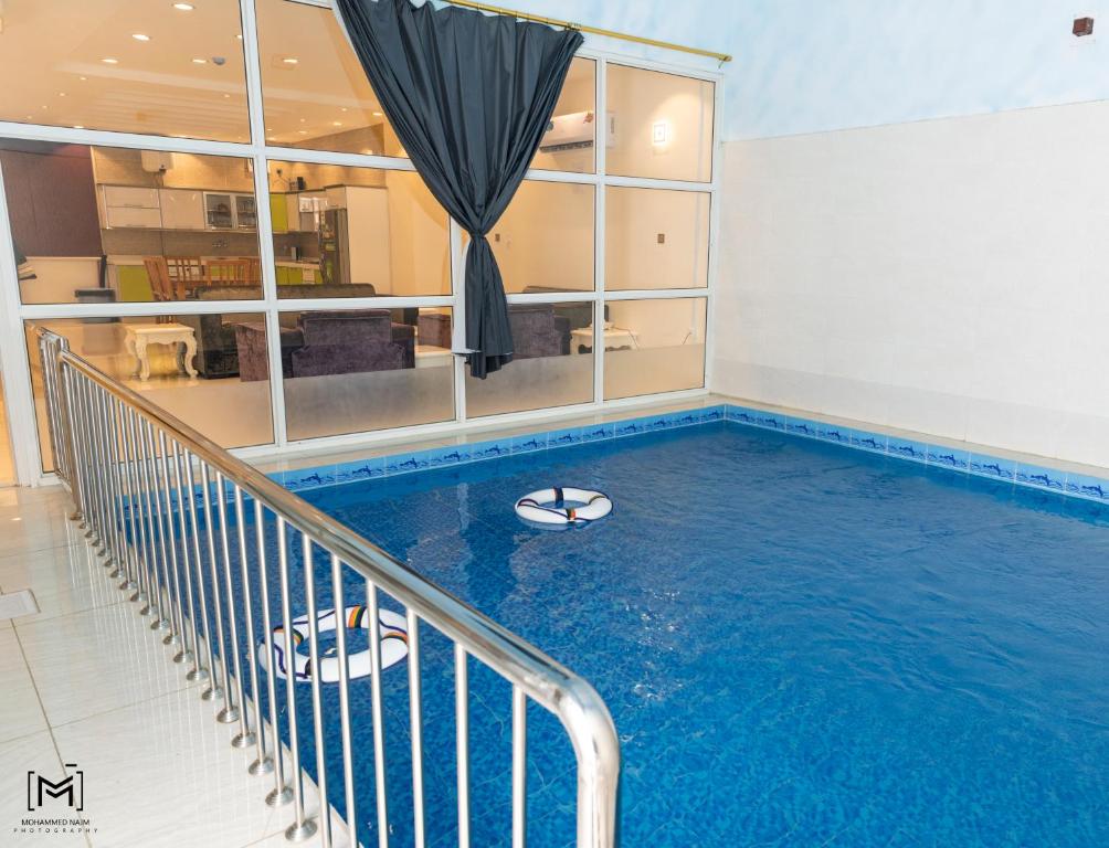 una piscina cubierta en un edificio con balcón en منتجع الكناري للفلل الفندقية الفاخرة Canary resort en Taif