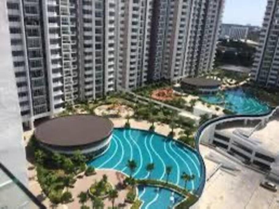 una vista aérea de una gran piscina en un edificio en Casa Budi Dwiputra 15 Putrajaya, en Putrajaya