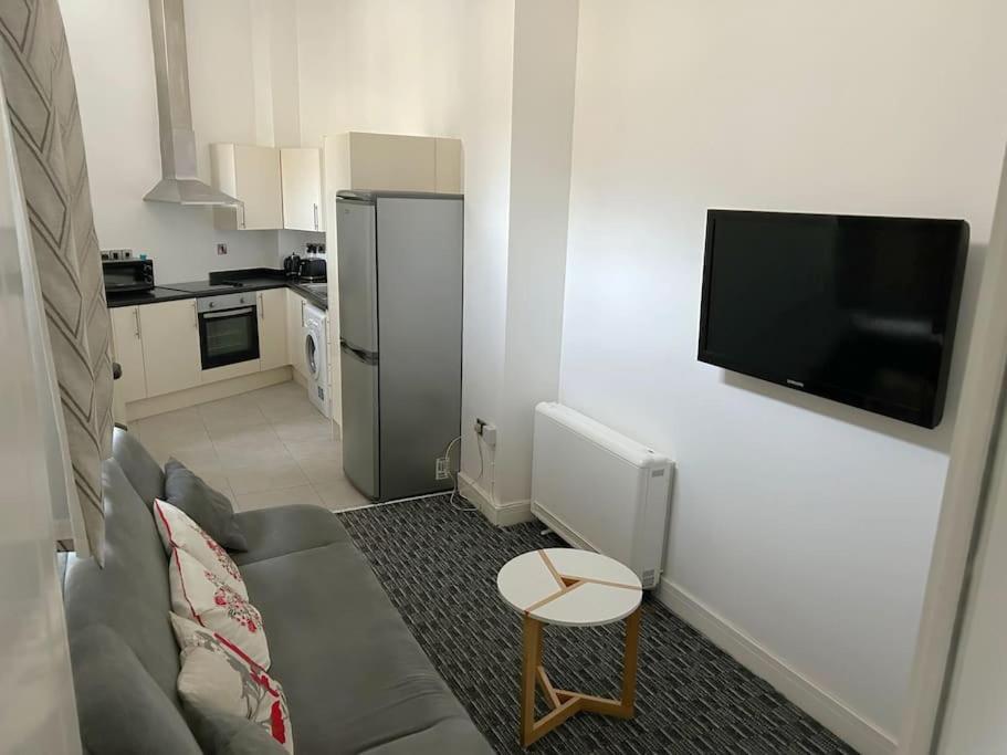 sala de estar con sofá y TV en la pared en Modern 1 bed apartment in Salford en Mánchester