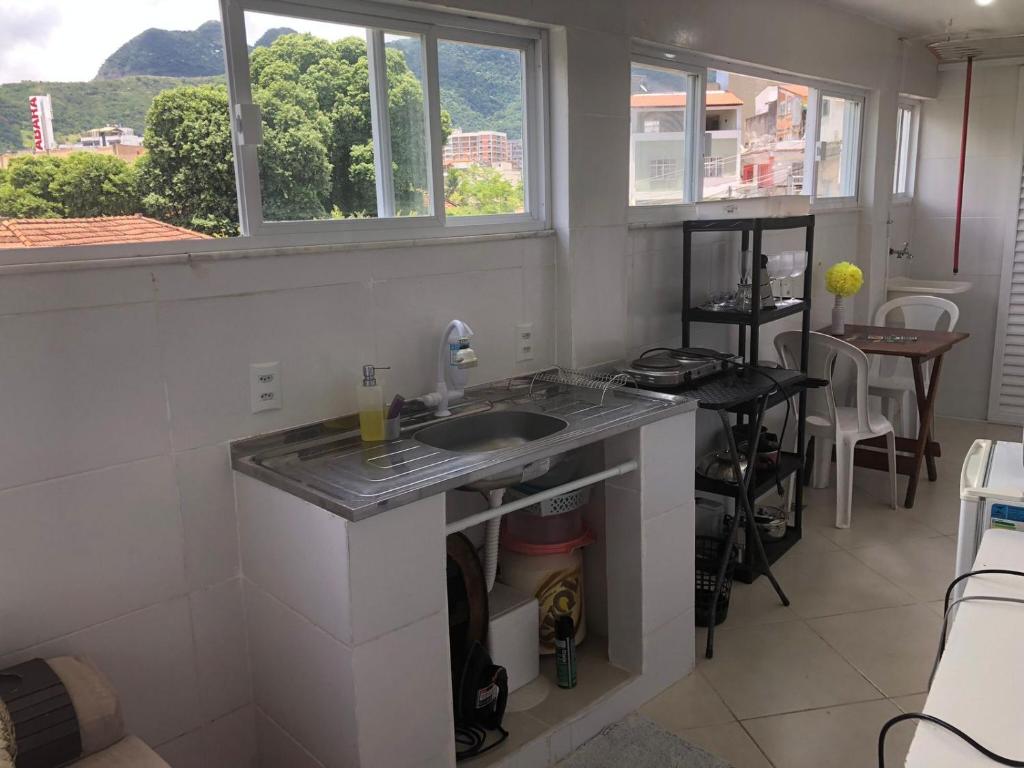 Casa para 4 pessoas RJ - Wiffi 500 mb في ريو دي جانيرو: مطبخ مع حوض و كونتر توب