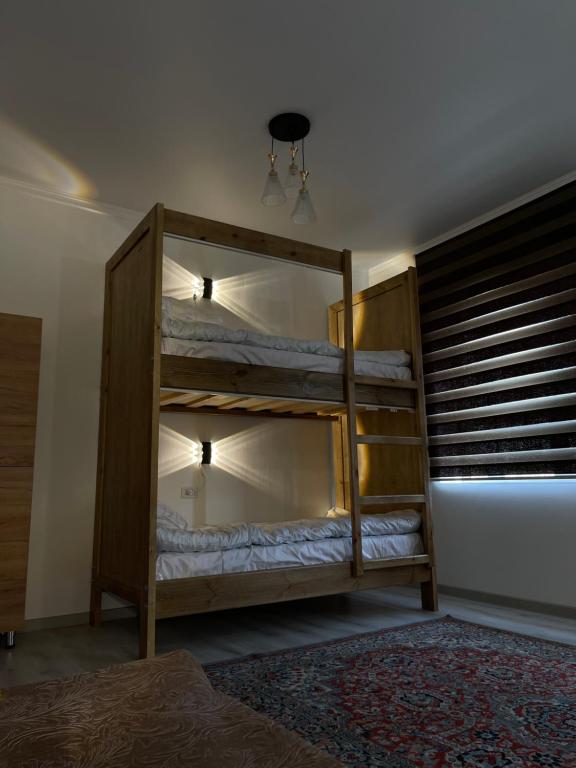 En eller flere senge i et værelse på Irbis Hostel