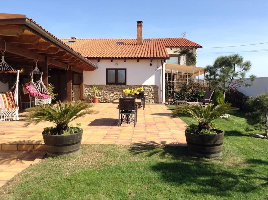 a house with a patio with plants in a yard at Casa vacacional Estudio 12 con encanto especial in Santander
