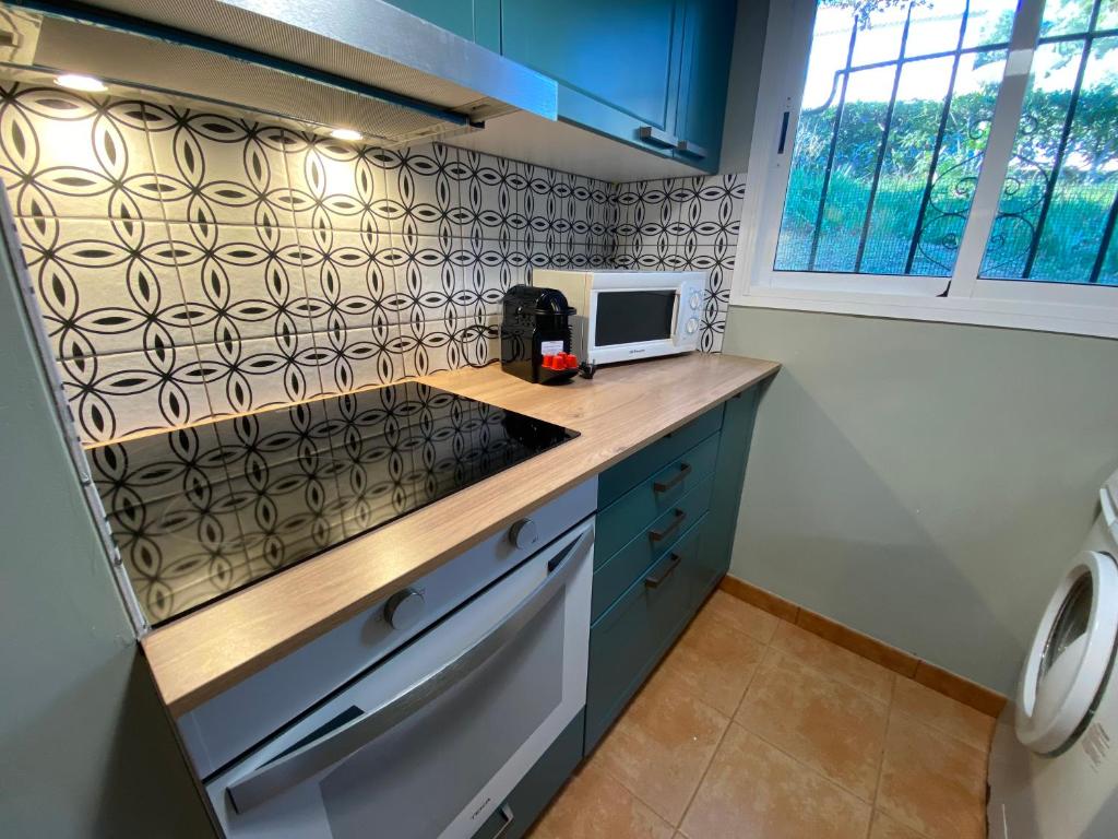 Kuchyň nebo kuchyňský kout v ubytování Apartament amb vista al mar reformat, al Golfet