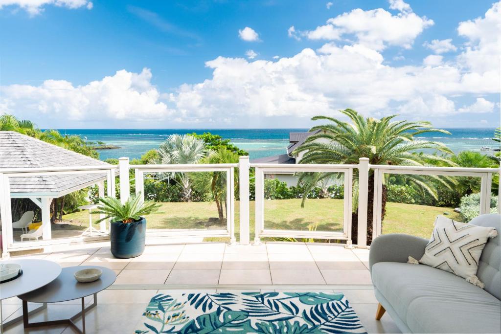 uma sala de estar com vista para o oceano em Grande villa, vue 360° sur lagon em Le François