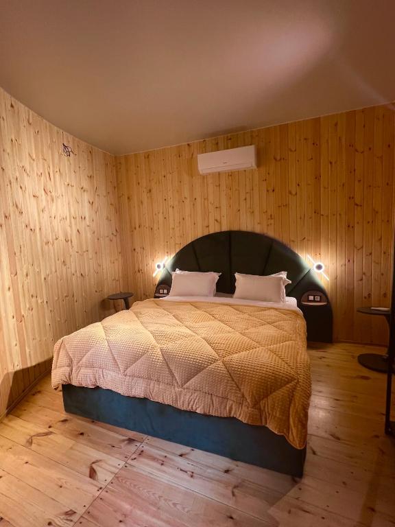 Postel nebo postele na pokoji v ubytování Glamping Martini Kvariati