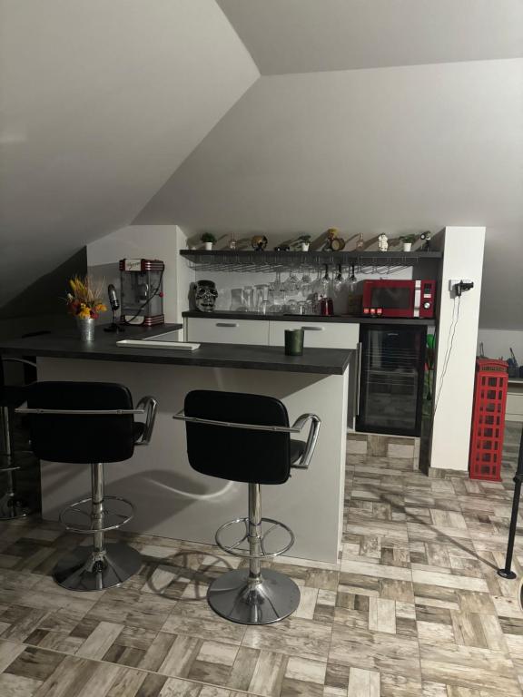 Kuchyň nebo kuchyňský kout v ubytování 5 izbový samostatný stojaci rodinný dom s podkrovím a veľkou záhradou so sezónnym bazénom, celoročnou saunou a vírivkou-momentálne pokazena- od augusta bude nová na dovolenku a oddych