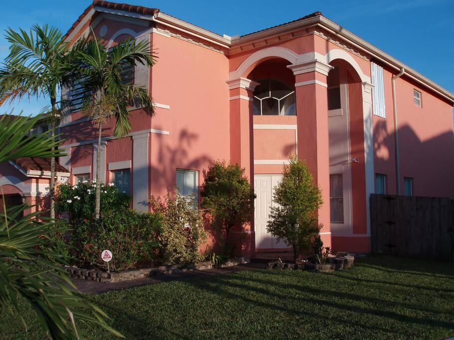 Beautiful Big House in Miami with HEATED Salt Pool, Hialeah (updated