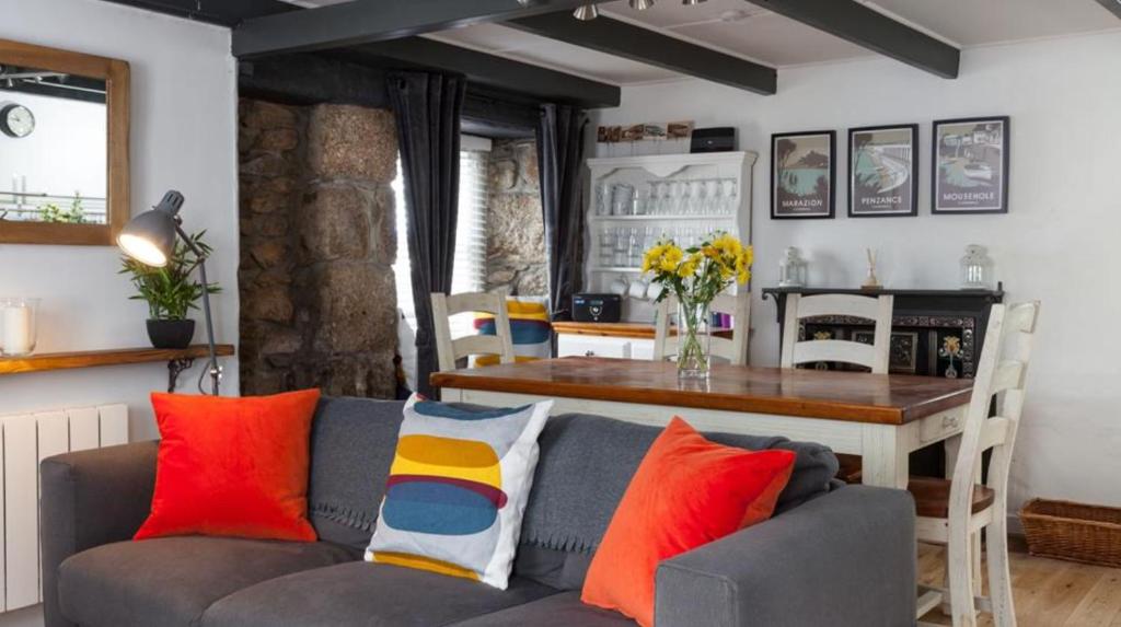 Istumisnurk majutusasutuses Poldark Charming Mousehole Cottage with Net Loft