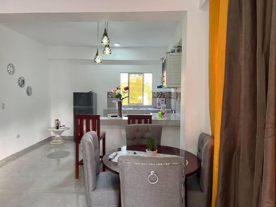 kuchnia i jadalnia ze stołem i krzesłami w obiekcie Apartamento la Familia w mieście Santa Bárbara de Samaná