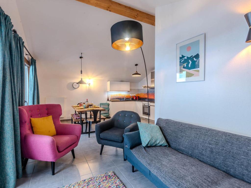 un salon avec un canapé et deux chaises dans l'établissement Appartement neuf avec terrasse, garage et sauna à Morzine - FR-1-754-26, à Morzine