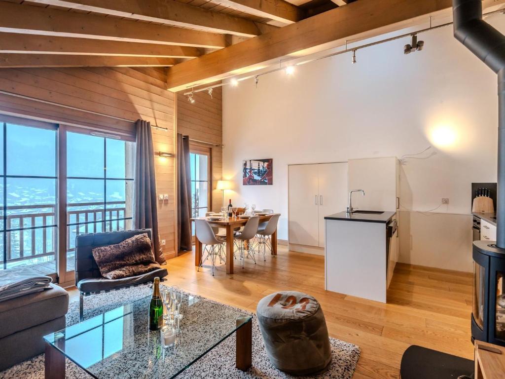 un salon avec une cuisine et une salle à manger dans l'établissement Super appartement avec parking à Morzine, proche centre et remontées - FR-1-754-25, à Morzine