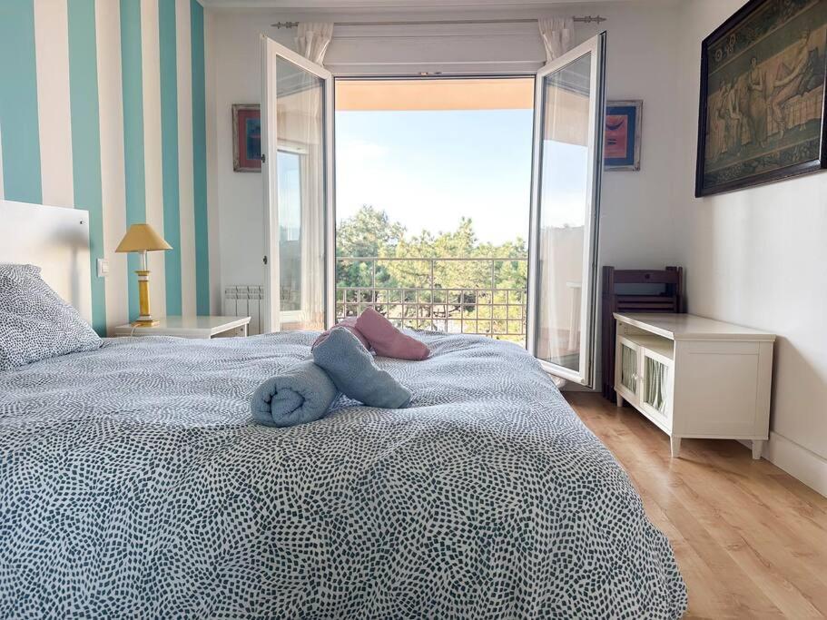 una camera da letto con un animale di peluche blu su un letto di Apartamento en la playa Mogro con parking privado a Miengo