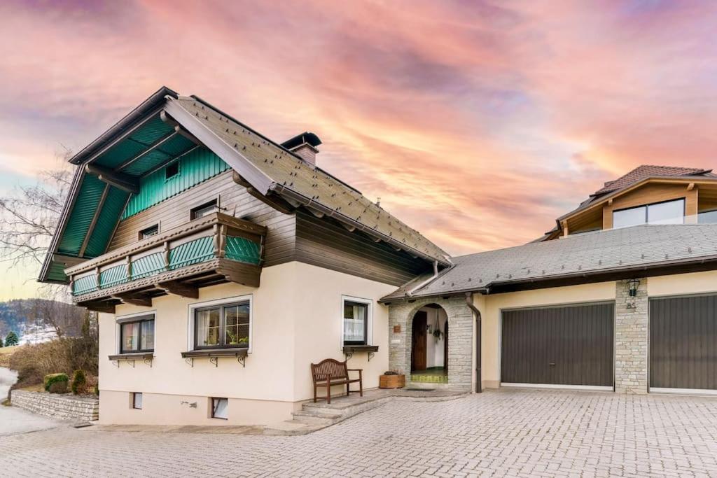 une maison avec un garage et un ciel dans l'établissement Ferienhaus am Tullnberg, 