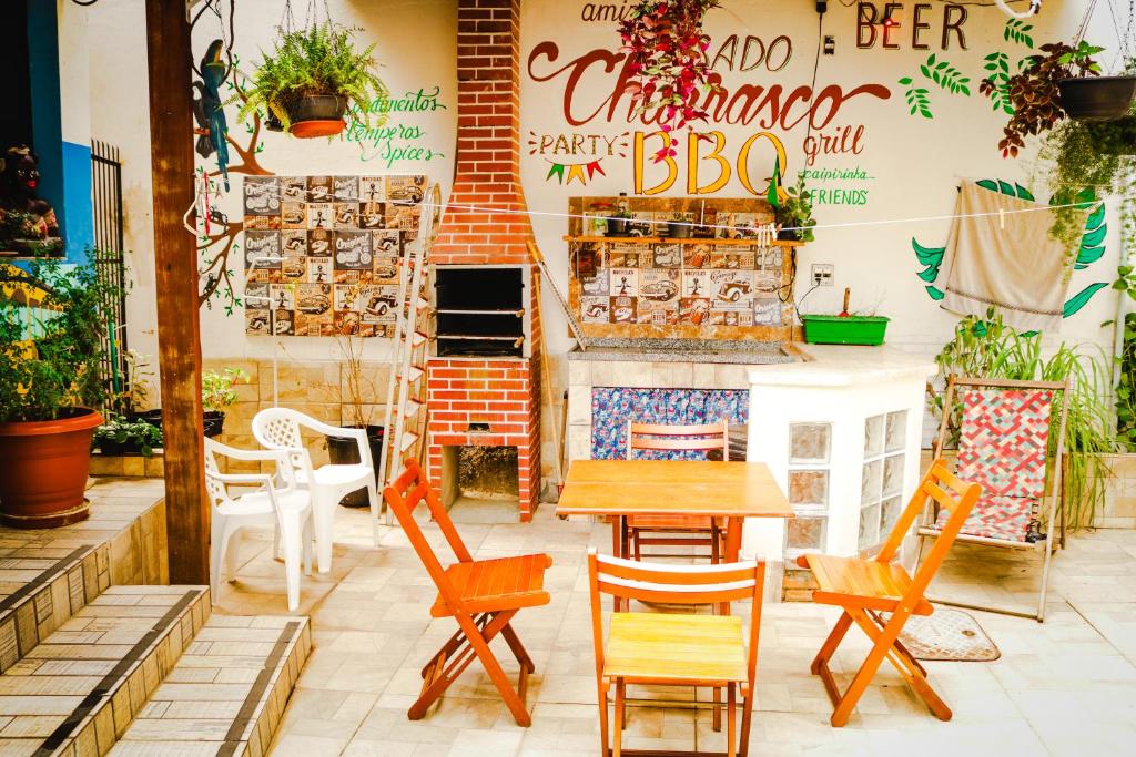 een restaurant met een tafel en stoelen en een open haard bij Casa da Cacaia e do Henrique in Rio de Janeiro