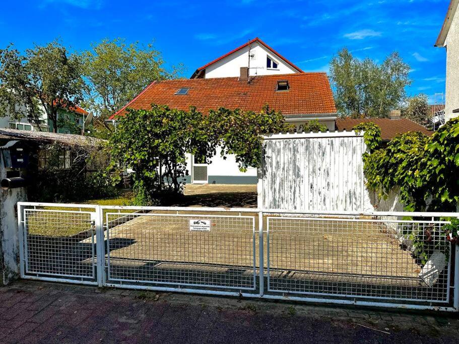 a white fence in front of a house at Bequemes und helles Einfamilienhaus mit Garten in Weil am Rhein