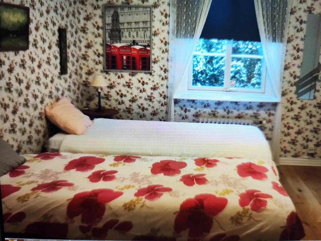 Кровать или кровати в номере Turist Hotell Ljungskile