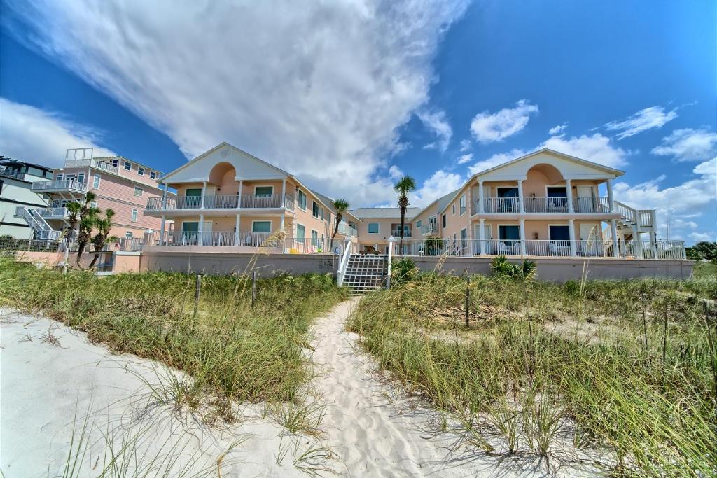 una casa sulla spiaggia con un sentiero che porta alla sabbia di Pineapple Villas a Panama City Beach