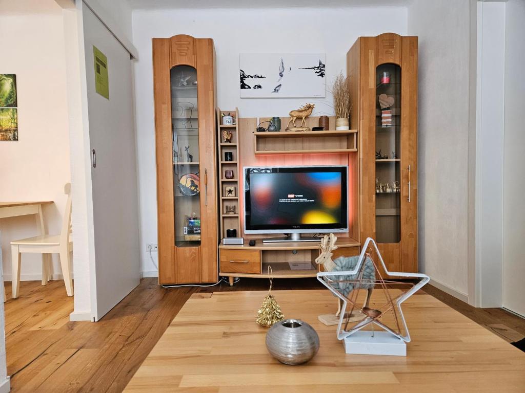 ein Wohnzimmer mit einem TV und einem Entertainment-Center in der Unterkunft Bergkuss Brunnalm Veitsch in Veitsch
