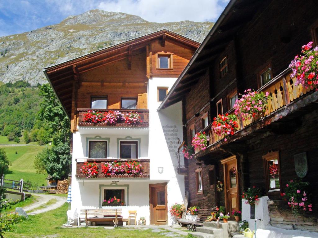 プレーグラーテンにあるWeifer Biobauernhofのバルコニーに花が咲く建物
